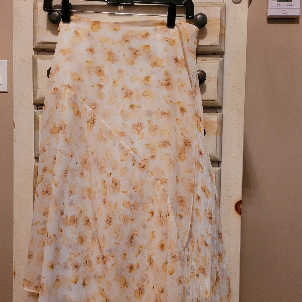 Vince skirt in flowy polyester yellow flower pattern, size 8